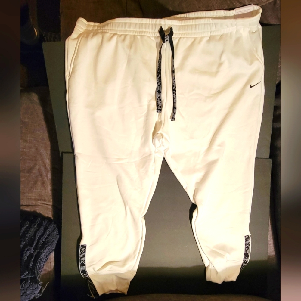NIKE SPORTSWEAR Pants